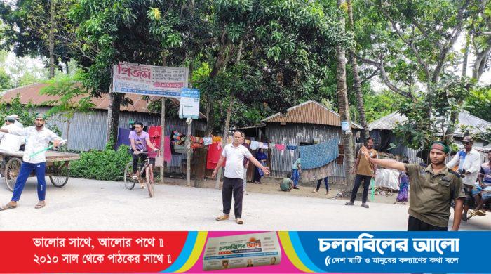 ছবি: পাবনার ভাঙ্গুড়া ট্রাফিকের দায়িত্ব পালন করেছেন শিক্ষার্থীরা।