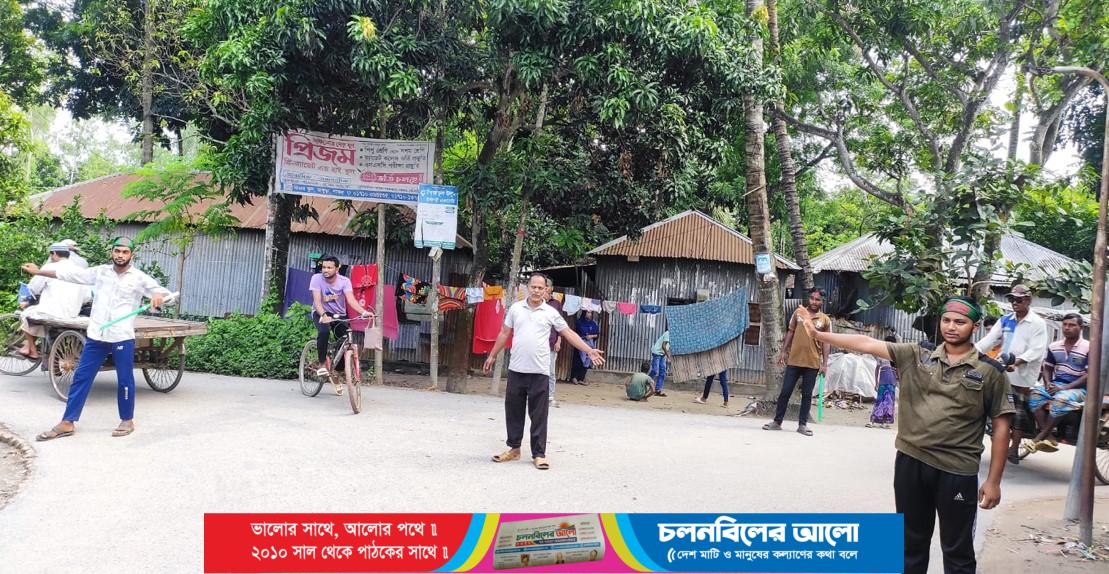 ছবি: পাবনার ভাঙ্গুড়া ট্রাফিকের দায়িত্ব পালন করেছেন শিক্ষার্থীরা।