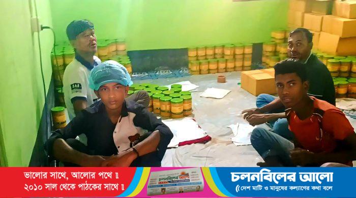 ছবি: ভাঙ্গুড়ায় প্লাস্টিকের কৌটাতে “ঘি বাড়ী”র বাহারি রঙের লেবেল লাগাচ্ছে শ্রমিকরা।