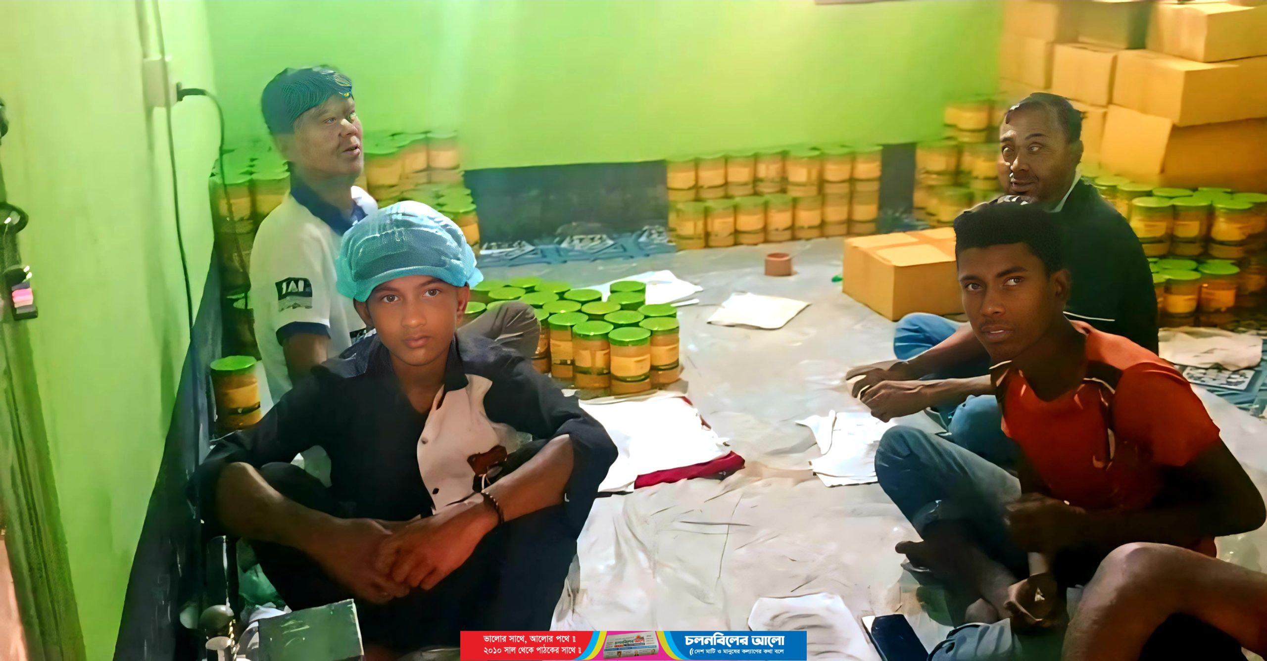 ছবি: ভাঙ্গুড়ায় প্লাস্টিকের কৌটাতে “ঘি বাড়ী”র বাহারি রঙের লেবেল লাগাচ্ছে শ্রমিকরা।