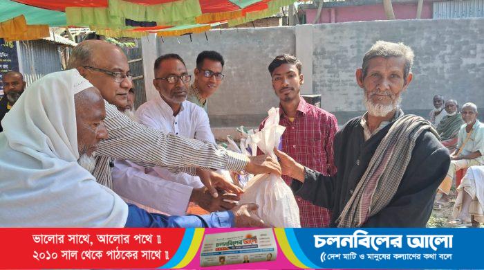 ছবি: চাটমোহরে সুবিধাবঞ্চিত পরিবারের মাঝে খাদ্য সহায়তা প্রদান করেছেন স্বেচ্ছাসেবী সংগঠন (পিএসডিও)।