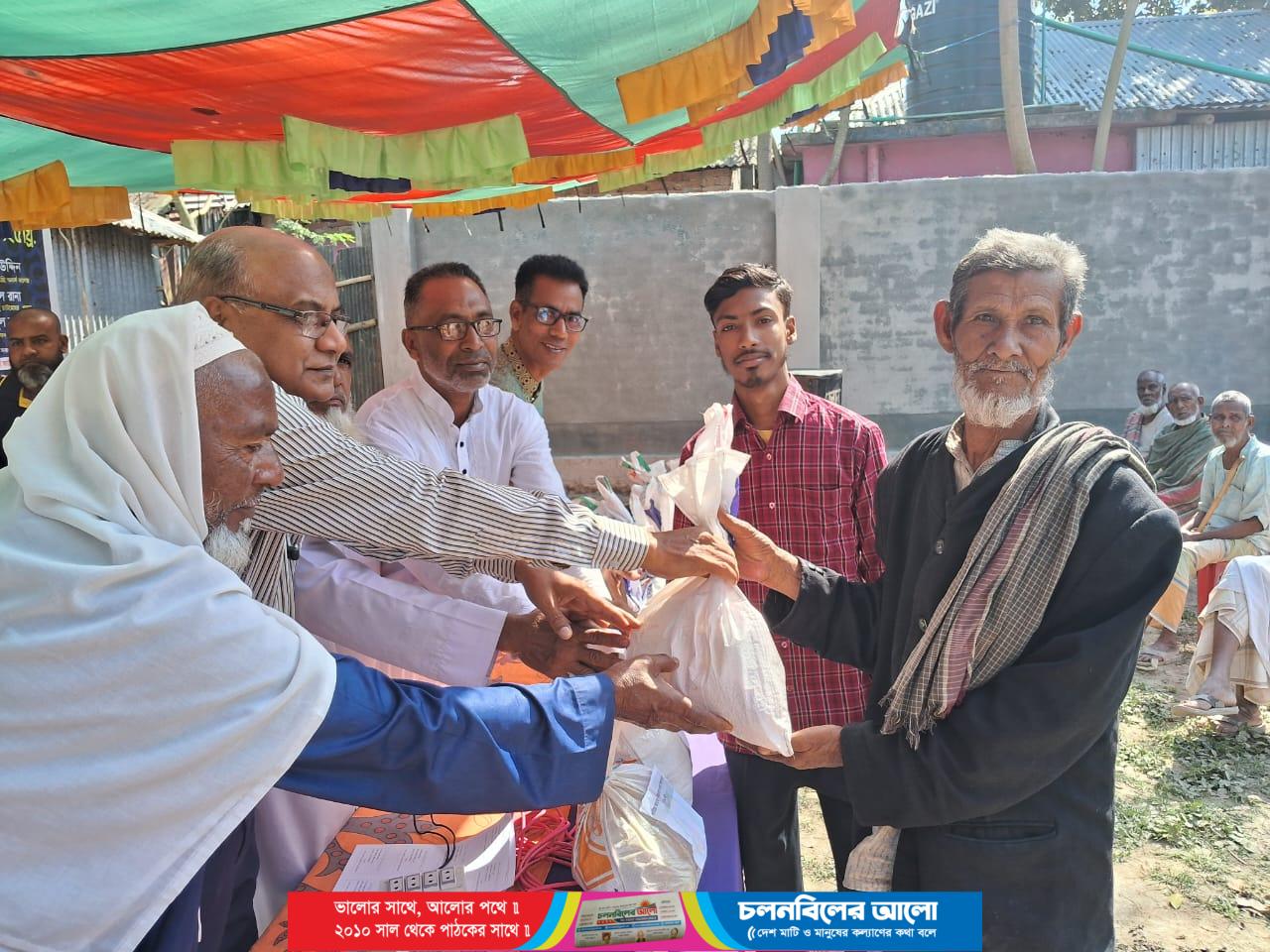 ছবি: চাটমোহরে সুবিধাবঞ্চিত পরিবারের মাঝে খাদ্য সহায়তা প্রদান করেছেন স্বেচ্ছাসেবী সংগঠন (পিএসডিও)।