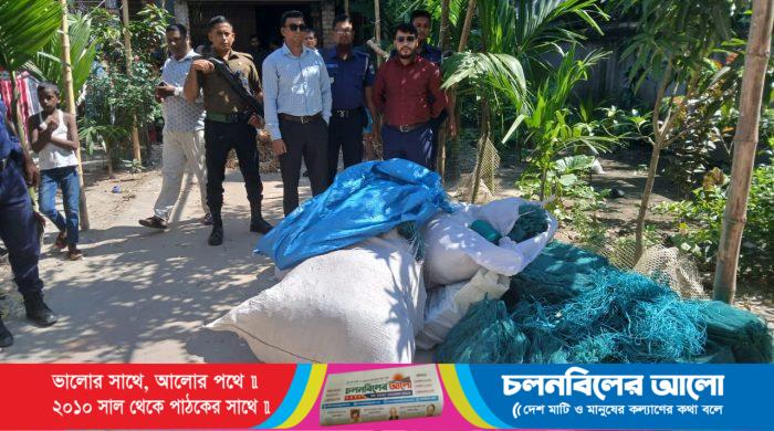 ছবি: সম্প্রতি চেয়ারম্যান জুয়েলের বাড়িতে বিপুল পরিমাণ অবৈধ চায়না জাল জব্দ করে ধ্বংস করেছেন ফরিদপুর উপজেলা সহকারী কমিশনার (ভূমি) ও নির্বাহী ম্যাজিস্ট্রেট মো. সানাউল মোর্শেদ।