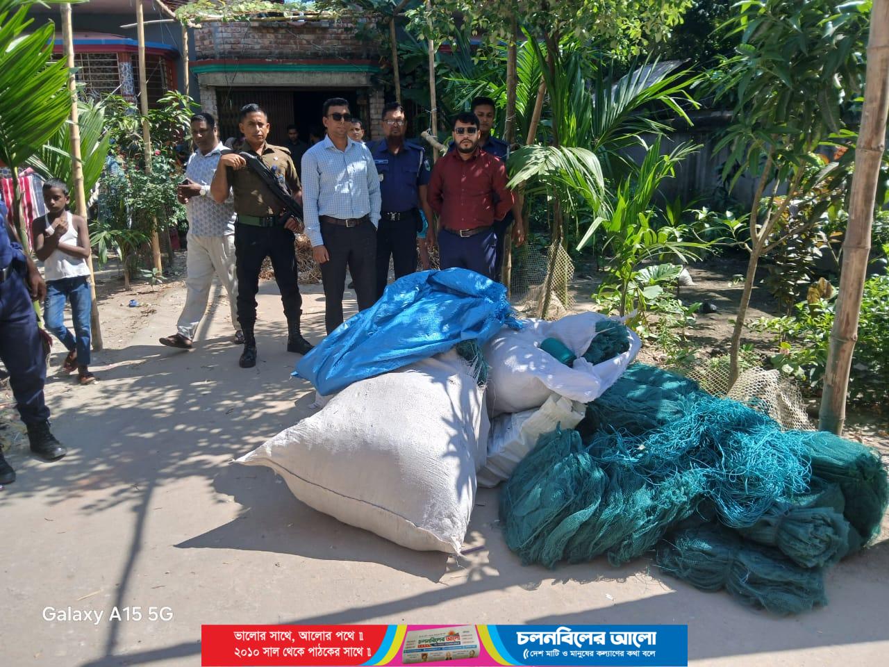 ছবি: সম্প্রতি চেয়ারম্যান জুয়েলের বাড়িতে বিপুল পরিমাণ অবৈধ চায়না জাল জব্দ করে ধ্বংস করেছেন ফরিদপুর উপজেলা সহকারী কমিশনার (ভূমি) ও নির্বাহী ম্যাজিস্ট্রেট মো. সানাউল মোর্শেদ।