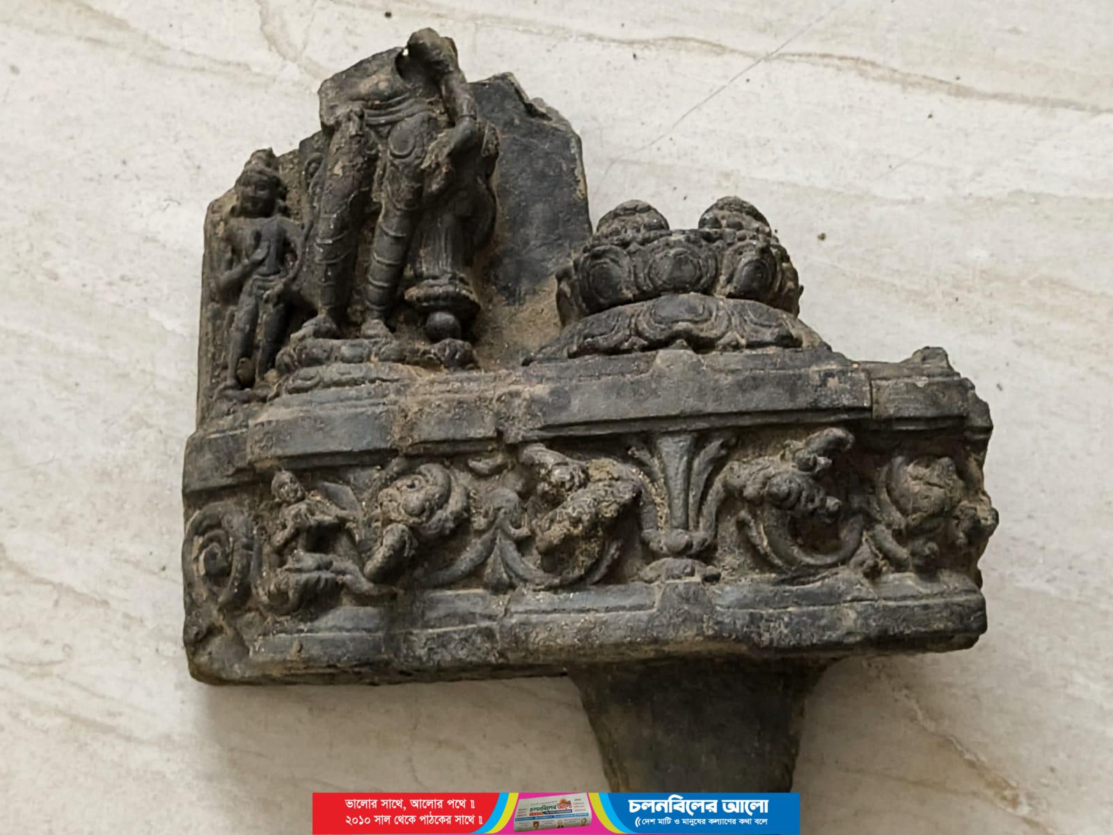 ভাঙ্গুড়ায় দিঘীর কাদামাটি থেকে প্রাচীন কষ্টিপাথরের বিষ্ণু মূর্তি উদ্ধার