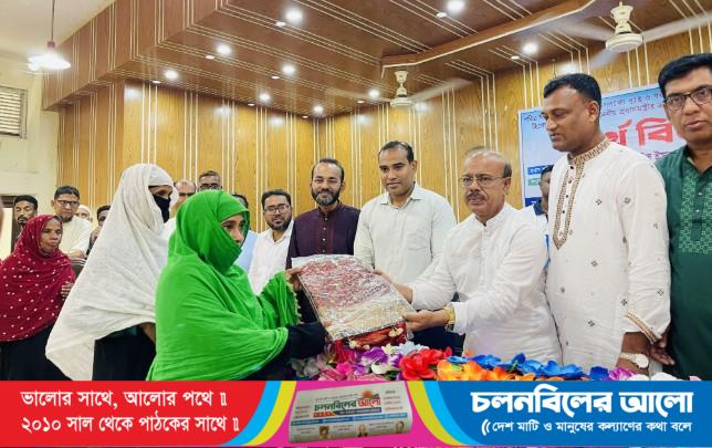 রাণীনগরে প্রধানমন্ত্রীর ঈদ উপহার হিসেবে নগদ অর্থ ও শাড়ী-থ্রিপিস বিতরণ