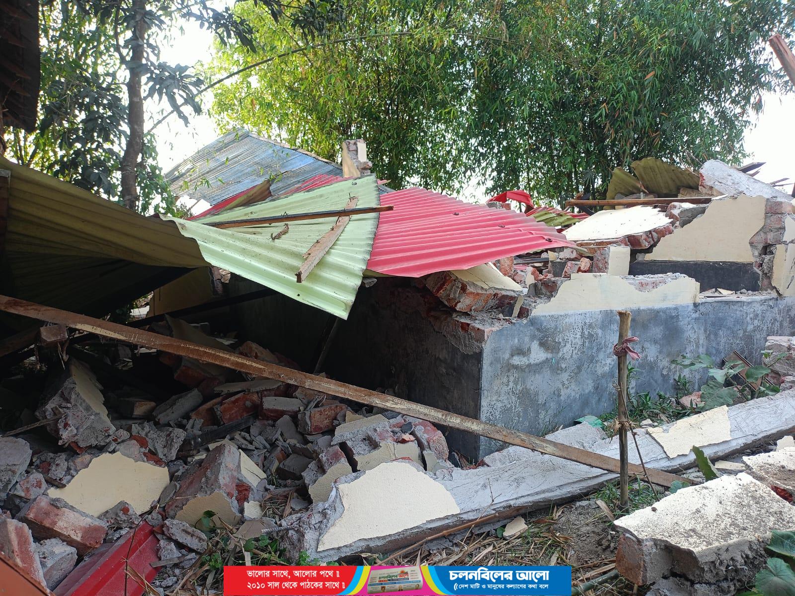 আটোয়ারীতে বিনা নোটিশে সরকারি ঘর উচ্ছেদ ! দিশেহারা ভূমি ও গৃহহীন দু’টি পরিবার