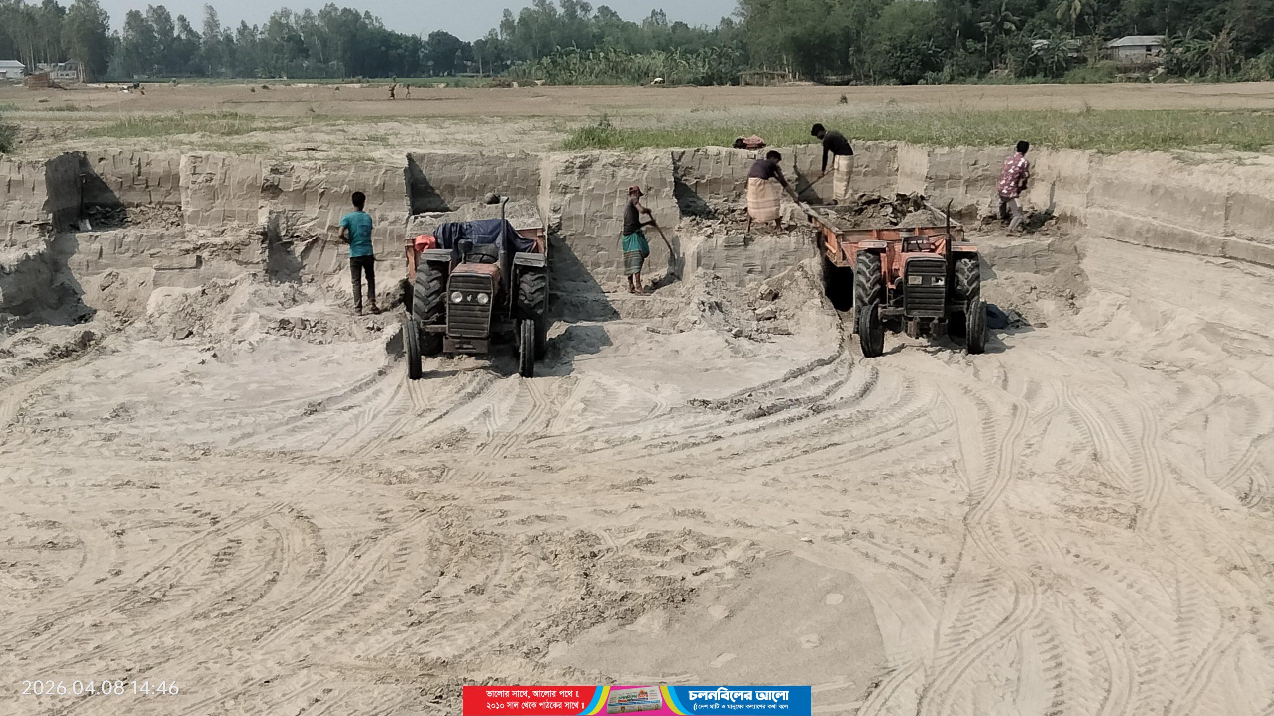 চৌহালীতে “অবৈধ ট্রলি”র দাপটে বিপর্যস্ত সড়ক, জমি ও নদীর তীর