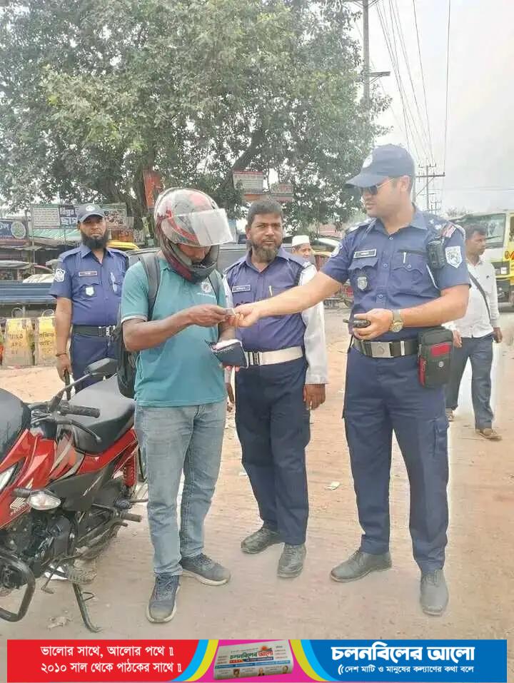 সড়কে শৃঙ্খলা ফেরাতে কঠোর অবস্থান রংপুরে ট্রাফিক পুলিশের বিশেষ অভিযান