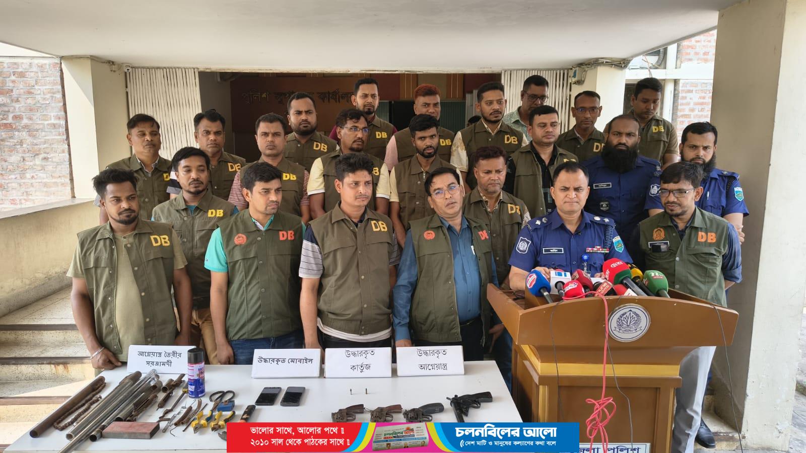 পাবনায় অস্ত্র কারখানায় অভিযান, বিপুল আগ্নেয়াস্ত্রসহ যুবক গ্রেপ্তার