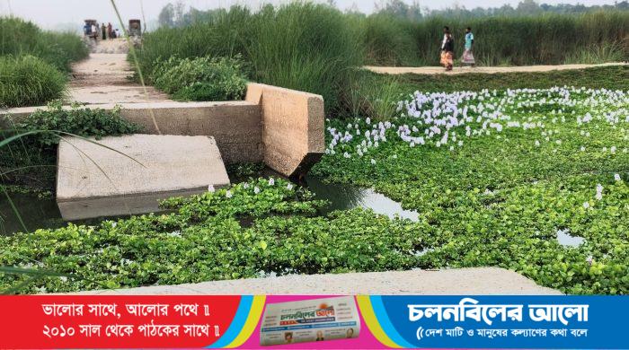 ছবি: পাবনার ভাঙ্গুড়ার অষ্টমনিষা ইউনিয়নের বাঁশবাড়িয়া এলাকার বিধ্বস্ত সাবমারসিবল সড়ক।