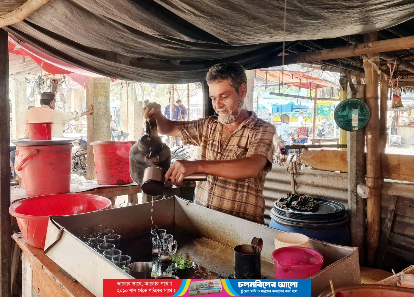 গুরুদাসপুরে ৮ টাকার চা ফিরল ৫ টাকায়