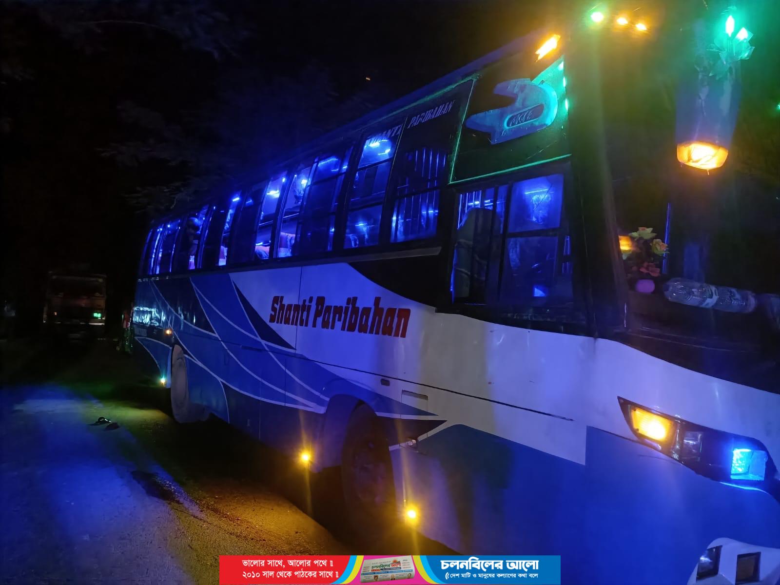 চাকা বদলাতে নেমে বাসের ডালার ধাক্কা, যাত্রীর মৃত্যু