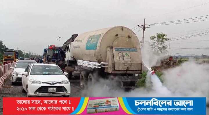 মানিকগঞ্জে যাত্রীবাহী বাস ও গ্যাসবাহী লরির সংঘর্ষে ভয়াবহ অগ্নিকাণ্ড