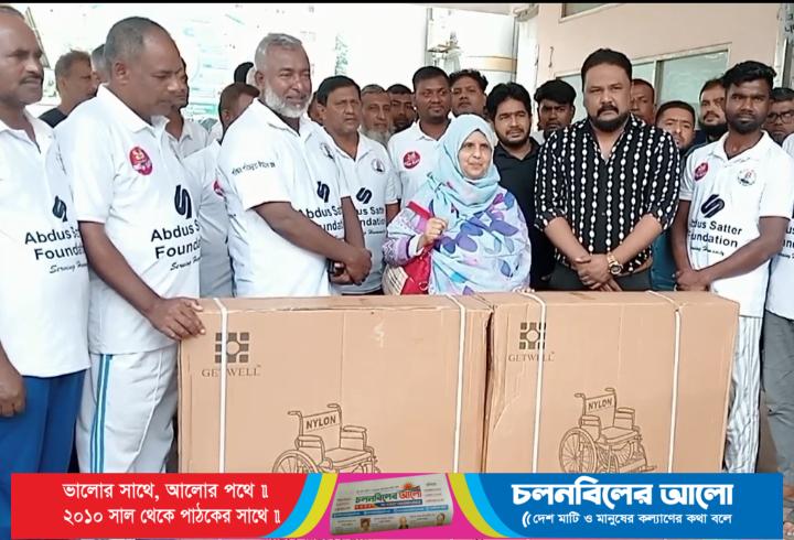 সিরাজগঞ্জ সদর হাসপাতালে রোগীদের বহন করার জন্য নিজ উদ্যোগে ২ টি হুইল চেয়ার বিতরণ করলেন হাজী আব্দুস সাত্তার