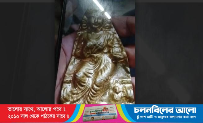 আটঘরিয়ায় পলিথিনে মোড়ানো বটগাছের শিকড়ের মাঝ খান থেকে মুর্তি উদ্ধার