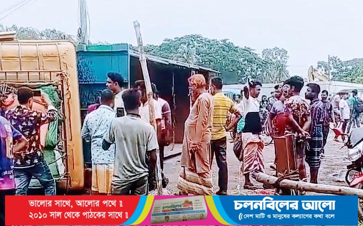 অভয়নগরে ট্রেনের ধাক্কায় কয়লাবাহী ট্রাকচালক নিহত, গুরুতর আহত হেলপার