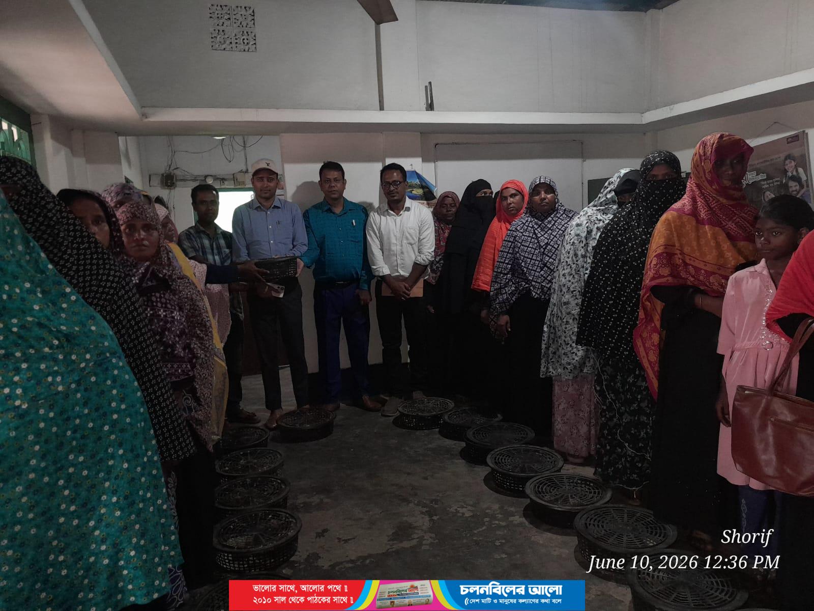 টাঙ্গাইলে ২৫ প্রান্তিক পরিবারের মাঝে ব্র্যাকের বিনামূল্যে মুরগির বাচ্চা বিতরণ