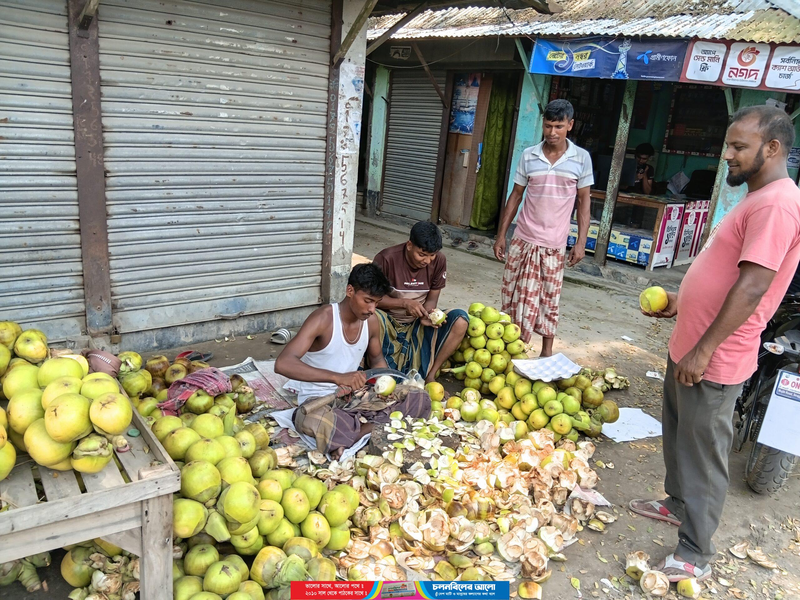 সলঙ্গায় সড়কের মোড়ে মোড়ে তাল শাসের পসরা