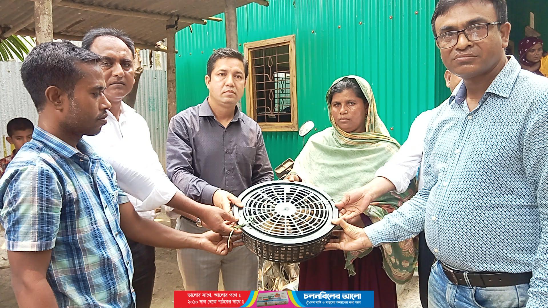 নাগরপুরে দুস্থদের মাঝে হাস বিতরণ