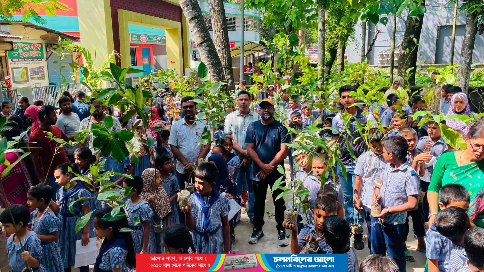 চাটমোহরে শিক্ষার্থীদের মাঝে গাছের চারা বিতরণ