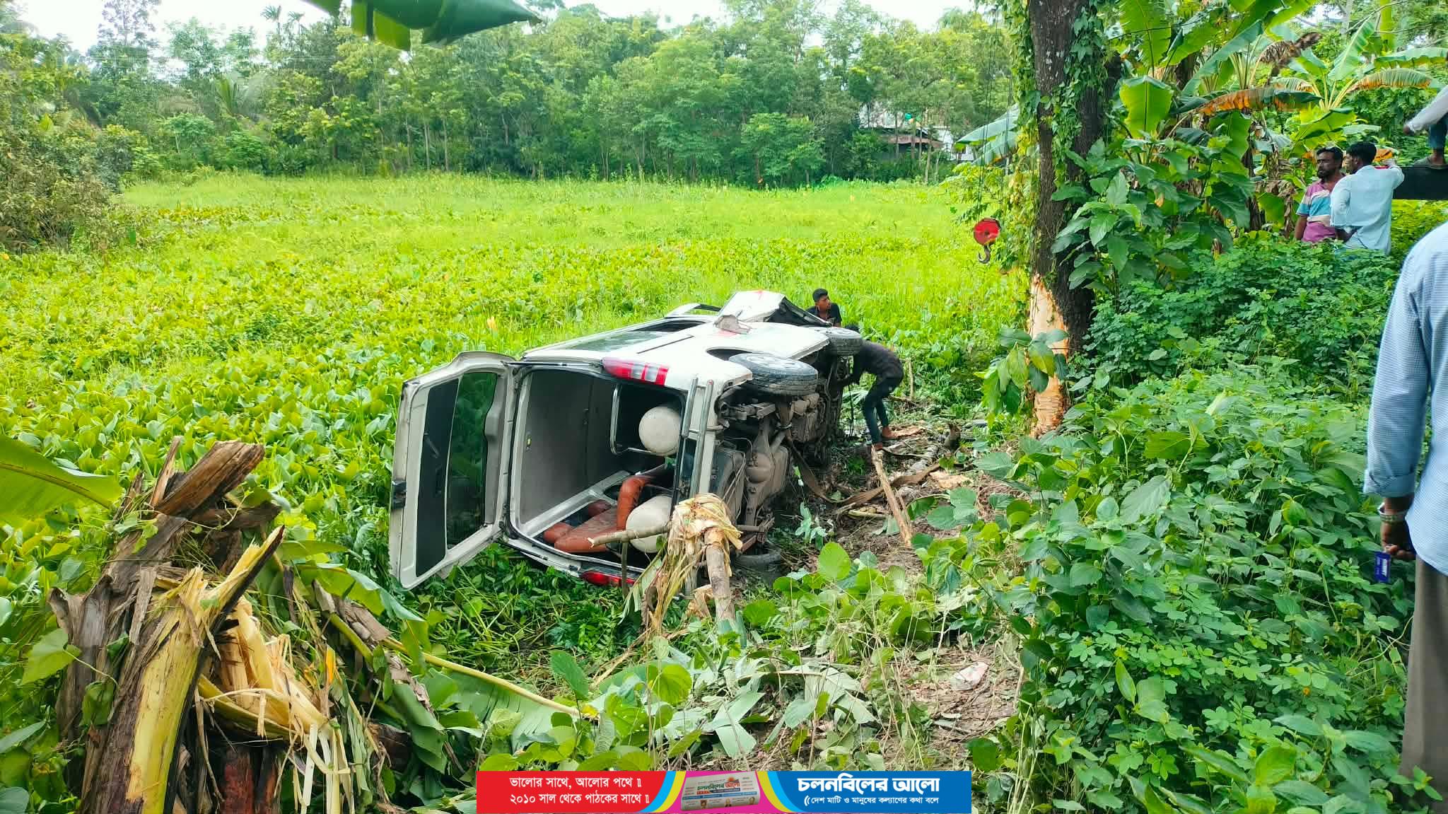 ঝালকাঠির নলছিটিতে রোগি নিয়ে এম্বুলেন্স ছিটকে খাদে