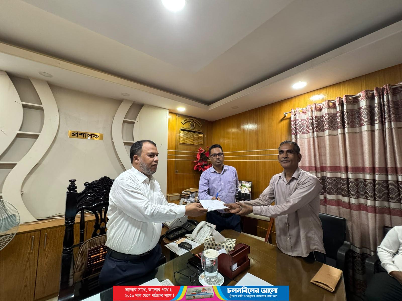 ক্ষতিগ্রস্ত পরিবার ও অসুস্থদের পাশে জেলা পরিষদ প্রশাসক অ্যাড. শাহাদাৎ হোসেন