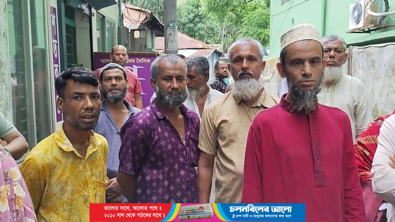 ঝালকাঠির সাবেক পৌর মেয়র লিয়াকত তালুকদারের বাসার সামনে পাওনাদারদের গণজমায়েত
