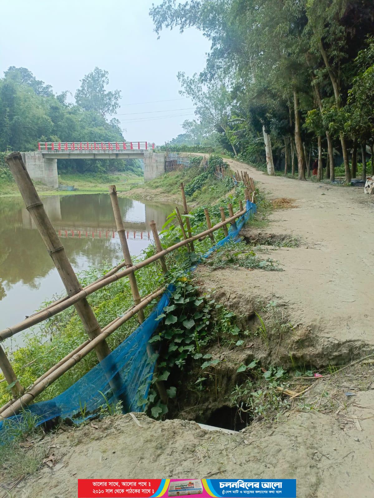 উল্লাপাড়া সড়াতৈল ব্রিজ ৫০ বছর হলেও কাটেনি জনদুর্ভোগ