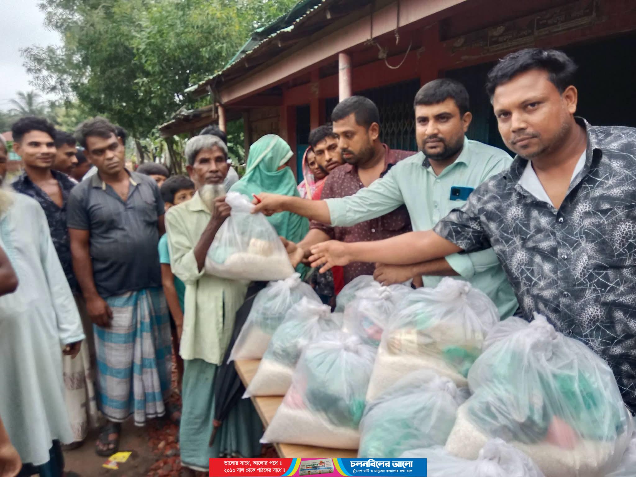 পশ্চিম পাড়াতে মোহাম্মদ টিপুর উদ্যোগে ত্রাণ সামগ্রী বিতরণ