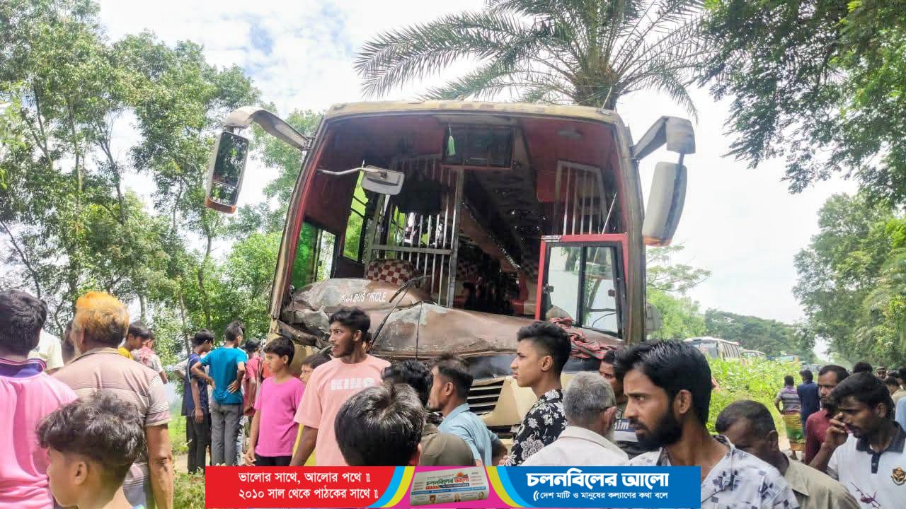 গরুবাহী ভুটভুটি-বাসের মুখোমুখি সংঘর্ষে নিহত ৩, আহত ৪