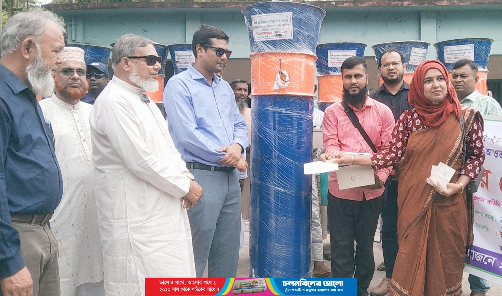 পেঁয়াজ পঁচন রোধ ও দীর্ঘমেয়াদি সংরক্ষণের জন্য আটঘরিয়ায় কৃষকদের মাঝে এয়ার ফ্লো মেশিন বিতরণ