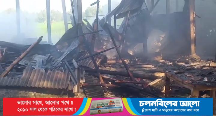 রুহিয়ায় ভয়াবহ অগ্নিকাণ্ডে নিঃস্ব ৩ পরিবার, ক্ষতি ১০ লক্ষ টাকা