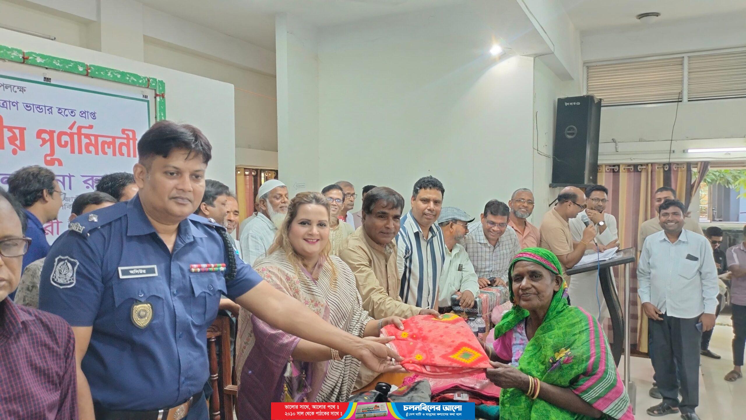 চাটমোহরে শারদীয় পুনর্মিলনী প্রধানমন্ত্রীর উপহার শাড়ি বিতরণ করেন এমপি রুমা