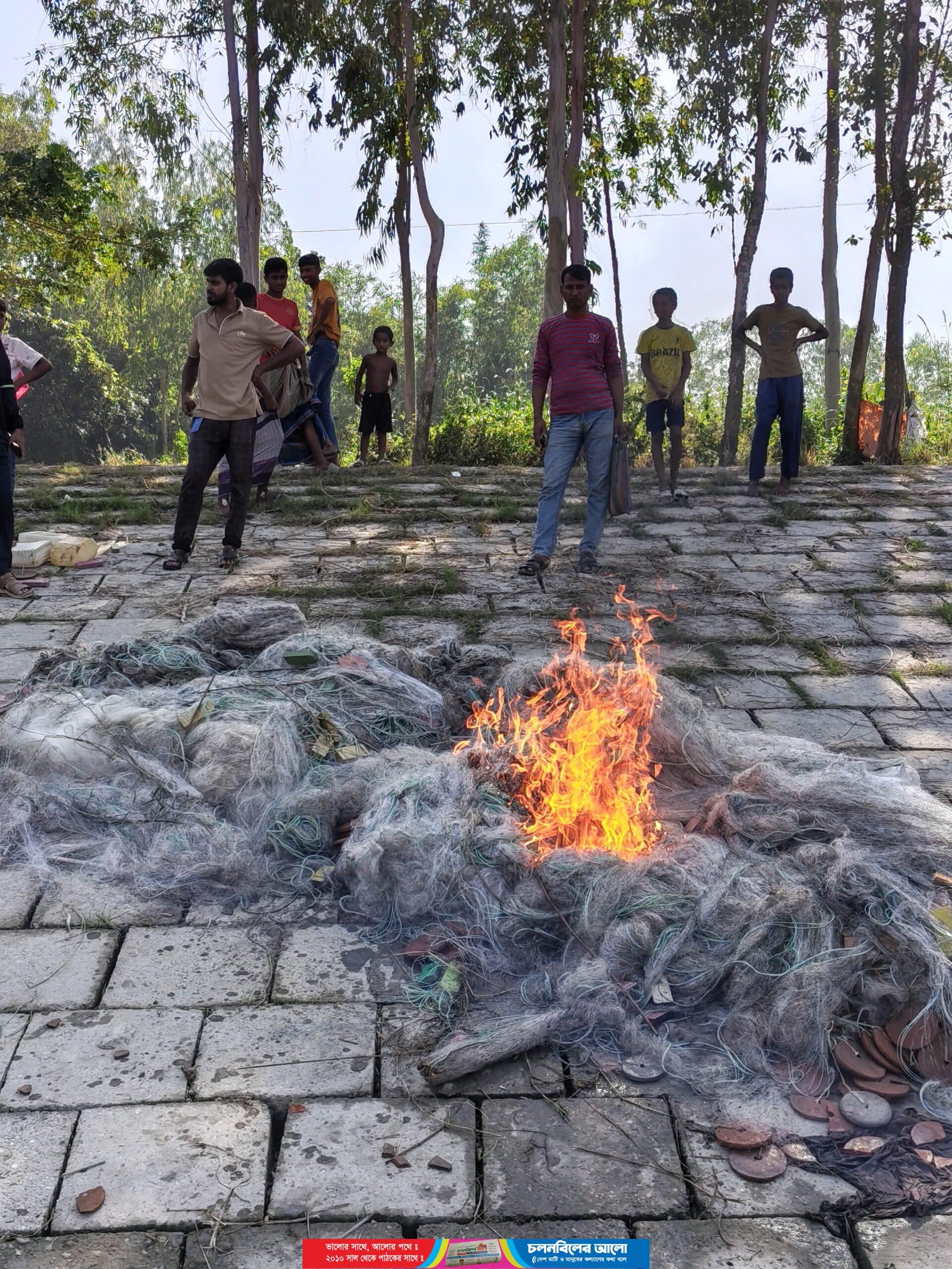 চৌহালীতে যৌথ অভিযানে ৬০ হাজার অবৈধ কারেন্ট জাল জব্দ ও ধ্বংস